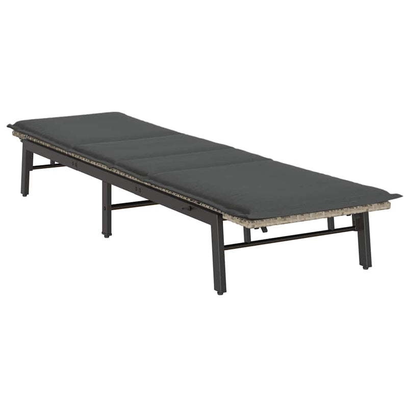 vidaXL világosszürke polyrattan napozóágy párnával