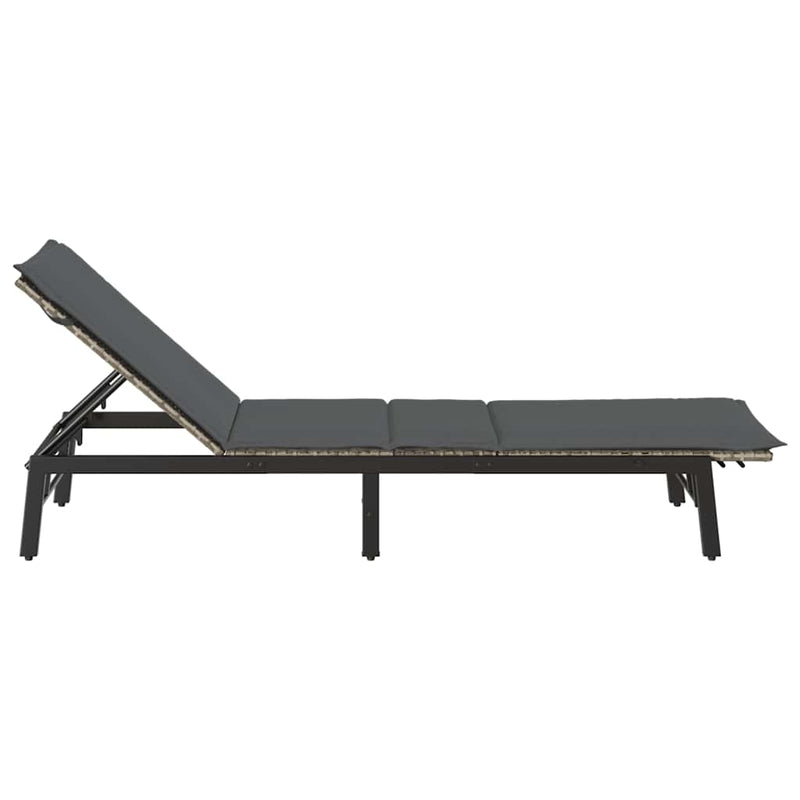 vidaXL világosszürke polyrattan napozóágy párnával