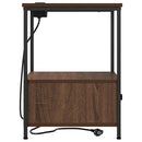 vidaXL Éjjeliszekrény Töltőállomással fiókkal barna tölgy Faanyag