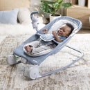 Ingenuity Rezgő masszázs pihenőszék dallamokkal, Happy Belly™, Rock-to-Bounce, Chambray, 0 hó