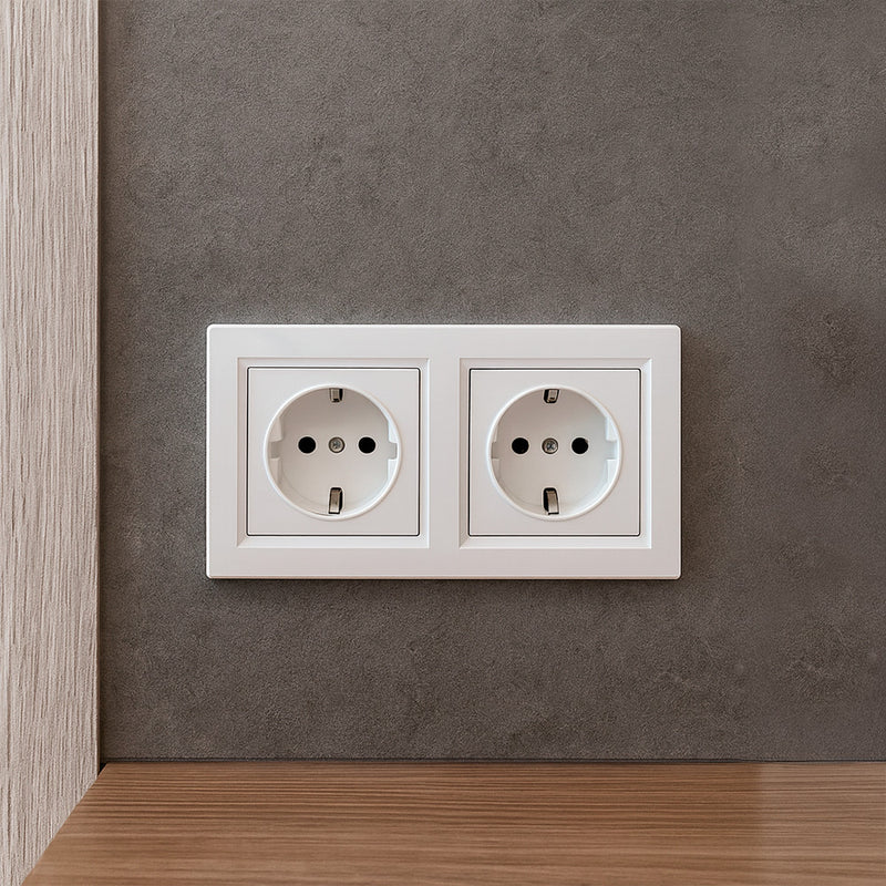 Nova földelt csatlakozóaljzat kettős dugalj 16A 250V fehér kerettel