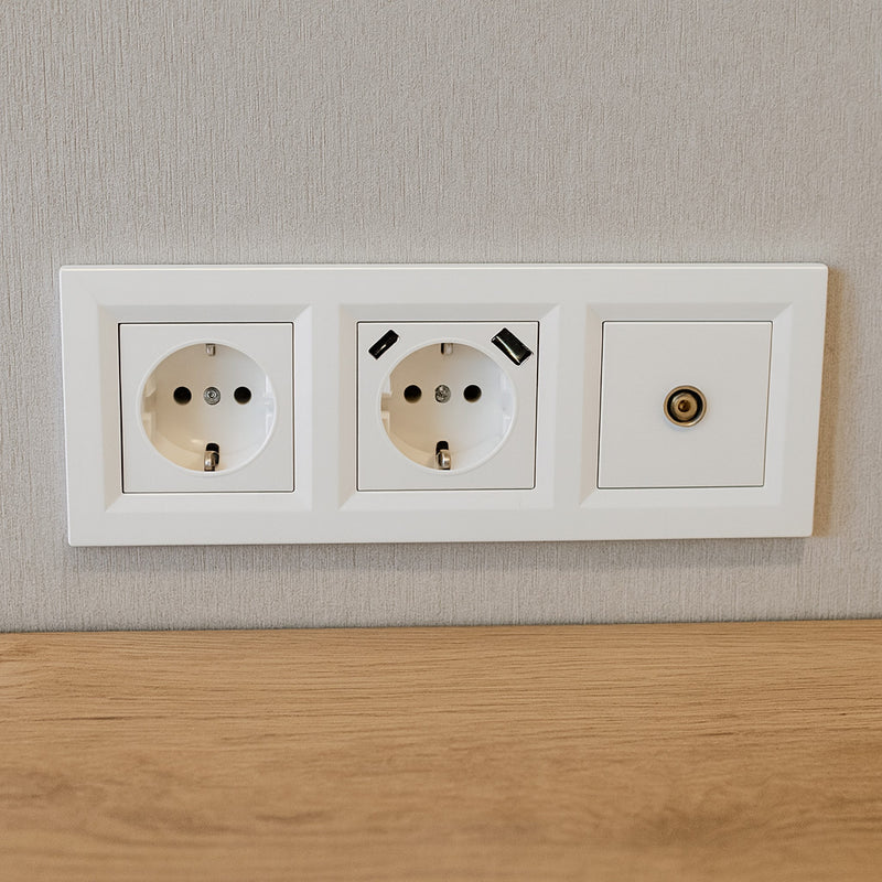 Nova földelt csatlakozóaljzat dugalj, USB, TV csatlakozóval fehér kerettel