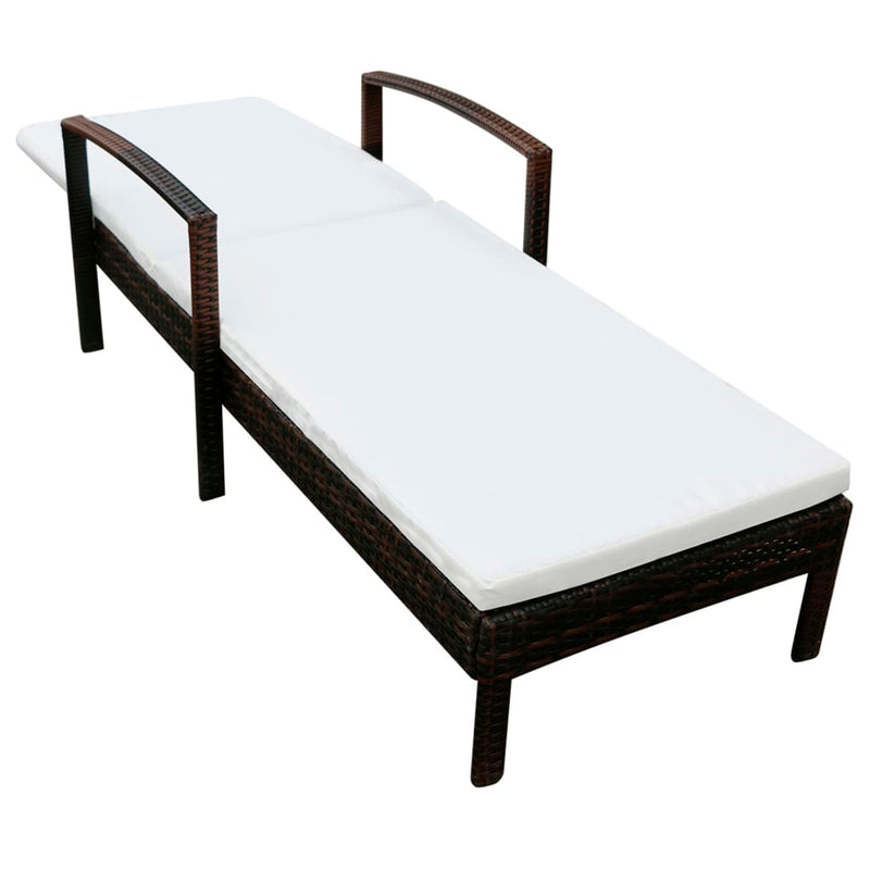 vidaXL barna polyrattan napozóágy párnával