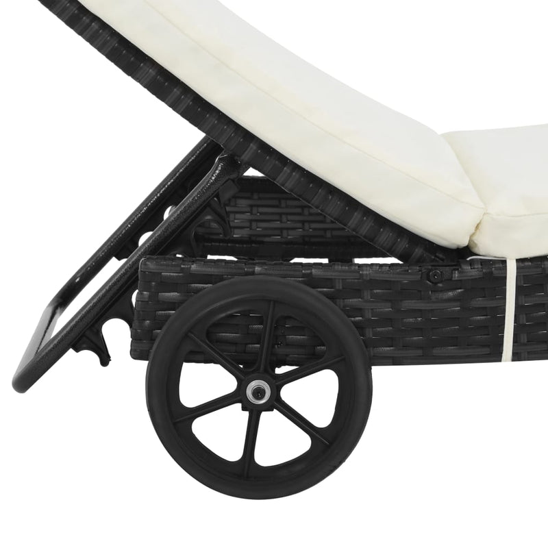 vidaXL fekete polyrattan napozóágy párnával és kerekekkel
