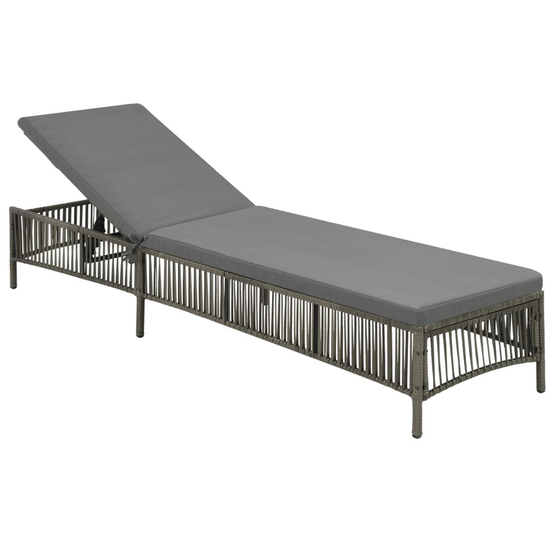 vidaXL szürke polyrattan napozóágy párnával