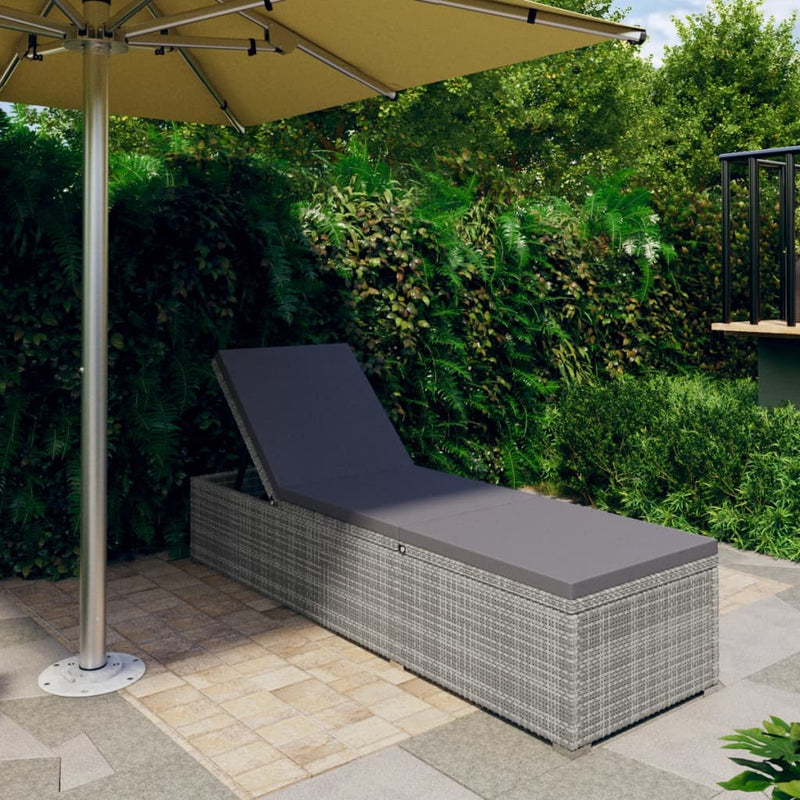 vidaXL szürke polyrattan napozóágy párnával