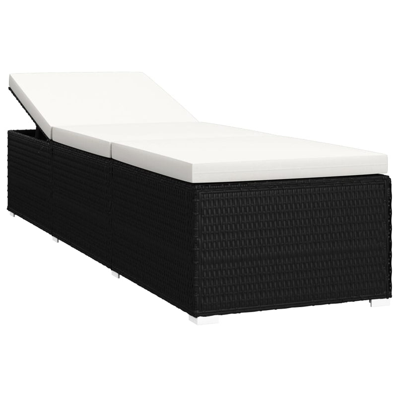 vidaXL krémfehér polyrattan napozóágy párnával és teázóasztallal