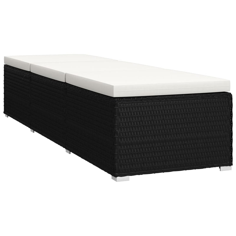 vidaXL krémfehér polyrattan napozóágy párnával és teázóasztallal