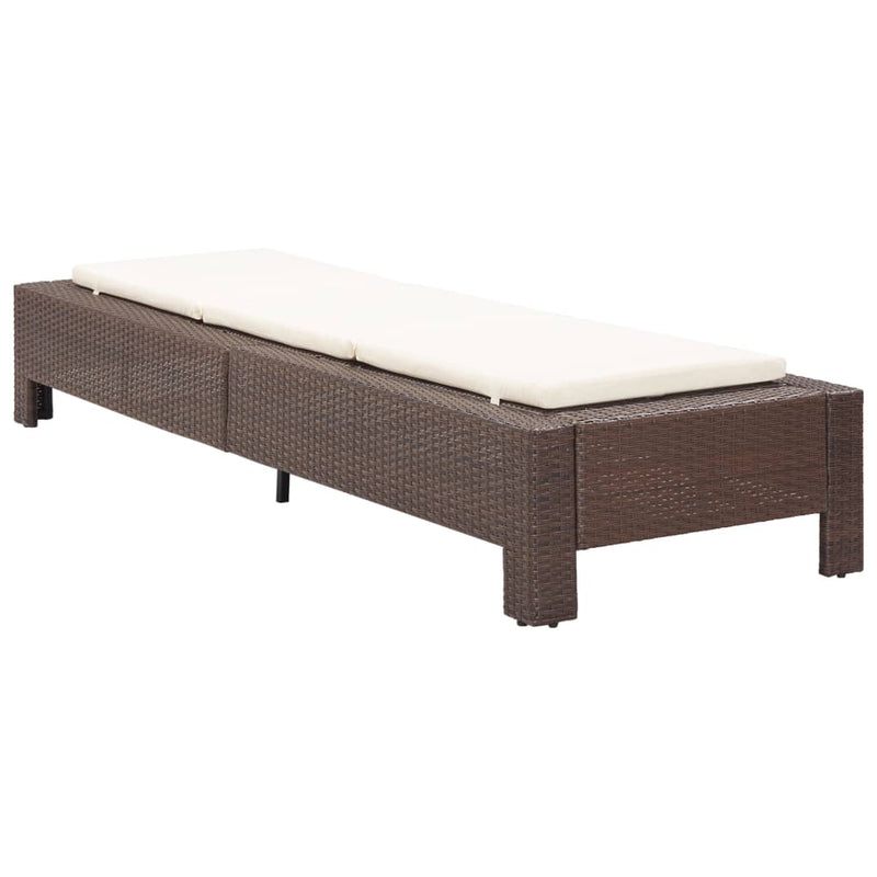 vidaXL barna polyrattan napozóágy párnával