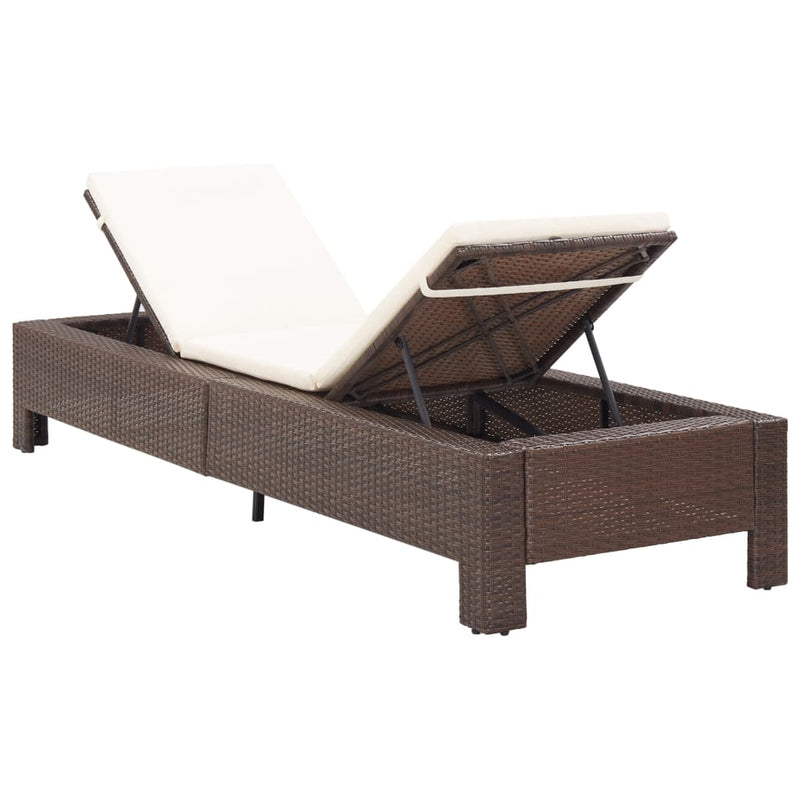 vidaXL barna polyrattan napozóágy párnával