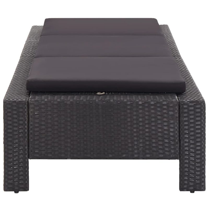 vidaXL fekete polyrattan napozóágy párnával