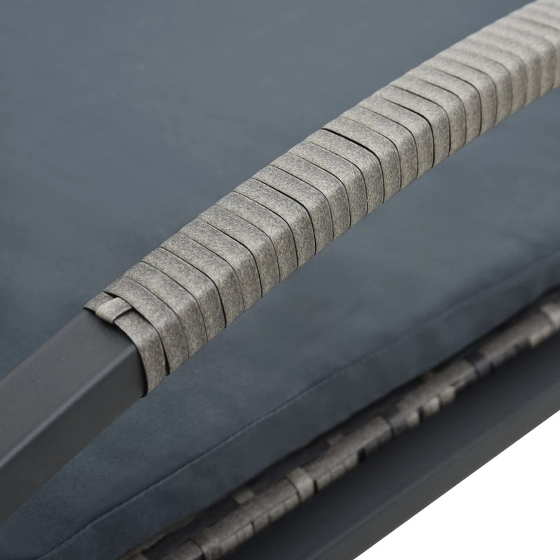 vidaXL antracitszürke polyrattan napozóágyak asztallal