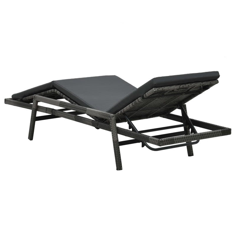 vidaXL szürke polyrattan napozóágy párnával