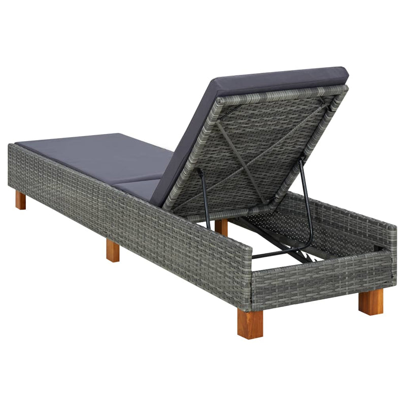 vidaXL szürke polyrattan napozóágy párnával