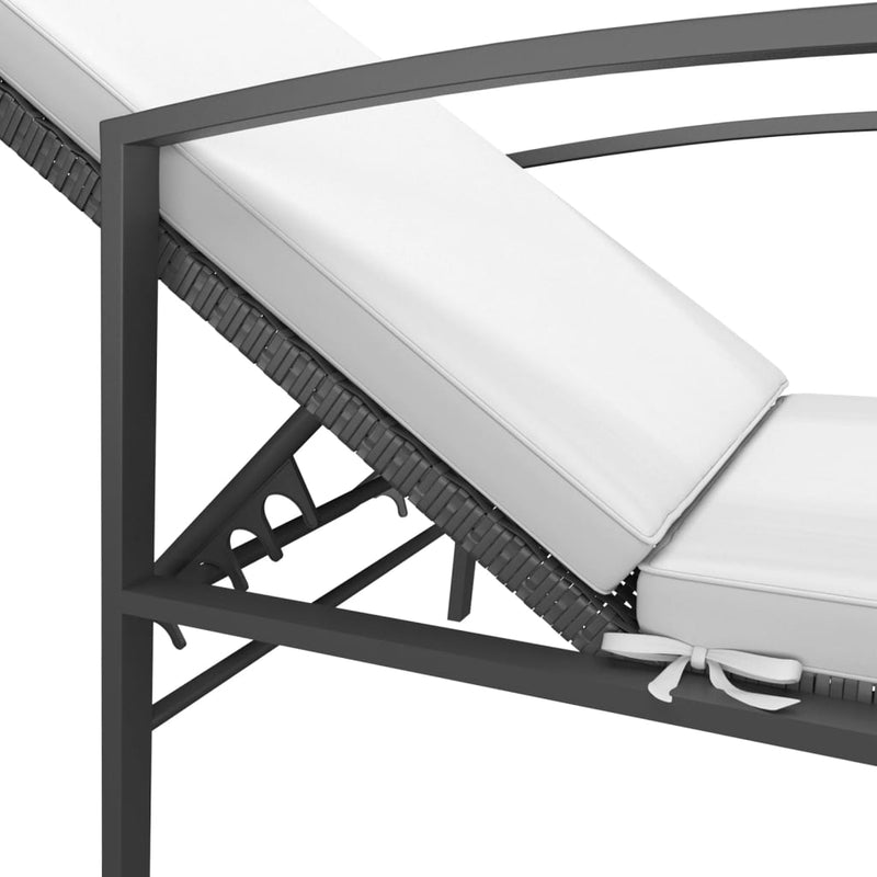 vidaXL 2 db fekete polyrattan napozóágy asztallal